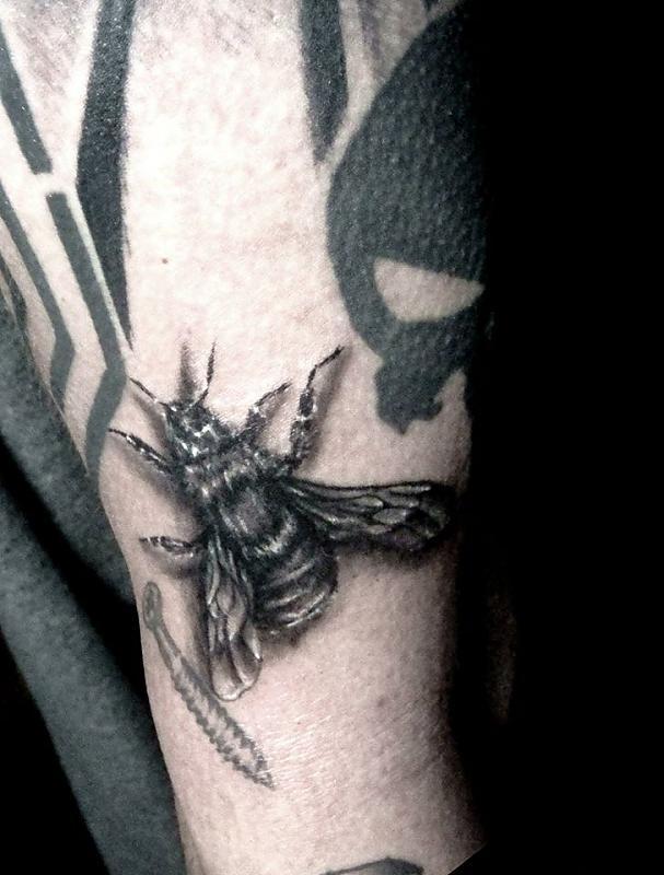 bumble bee robert tattoo art